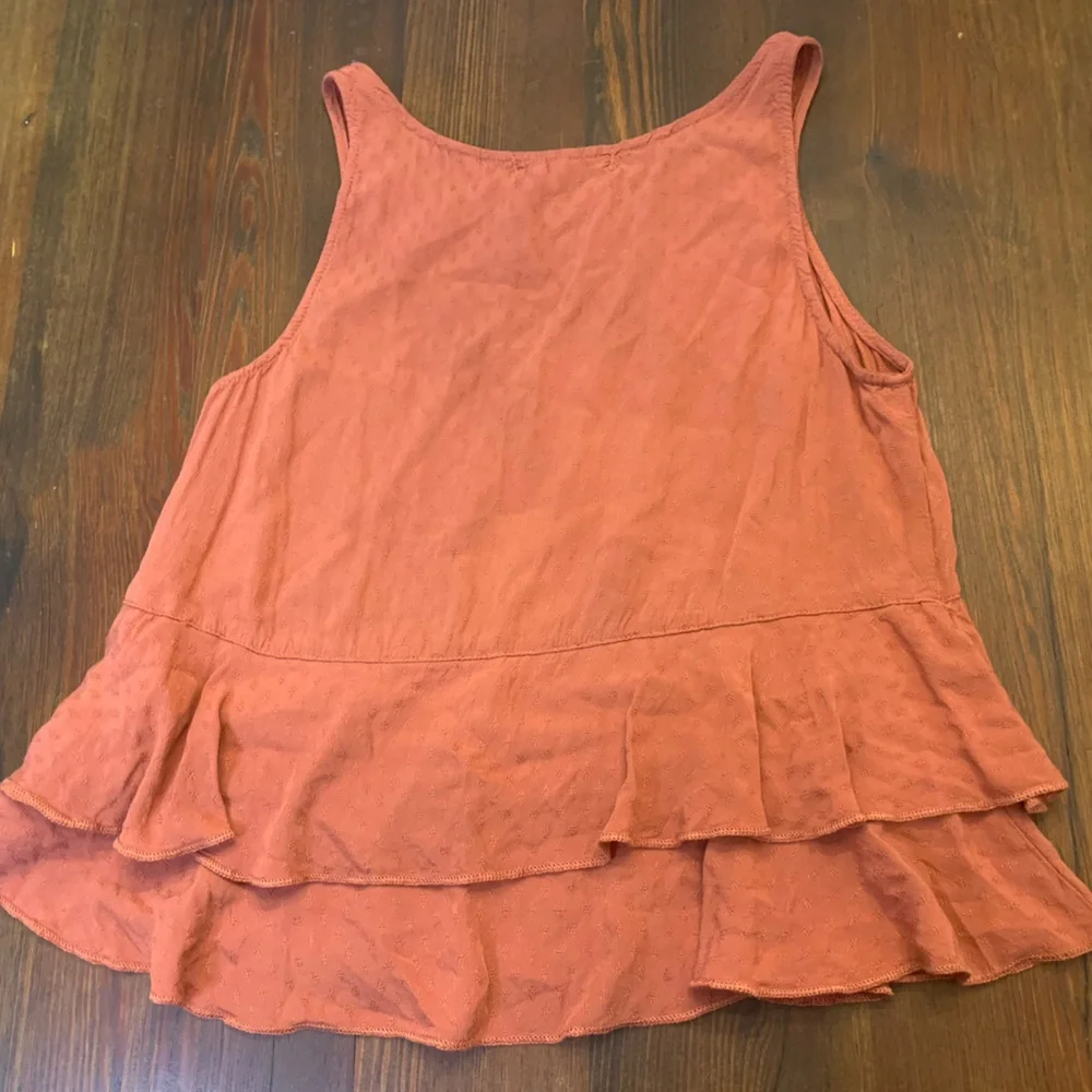 Living Doll Los Angeles womens size XS tank top with ruffles (bin M)